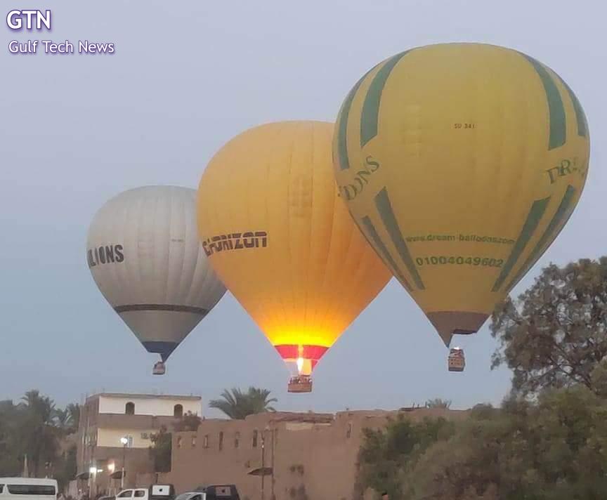 You are currently viewing مصر..عودة رحلات البالون الطائر للتحليق في سماء الأقصر بعد توقفها بسبب الرياح