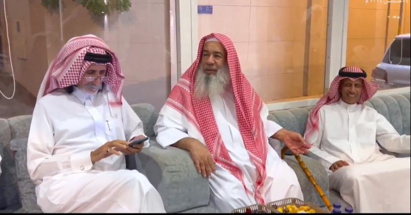 You are currently viewing شاعر الوطن عبدالله بن محمد آل رحمة المري يزور مجلس الشيخ الدكتور جاسم السعيدي الظفيري