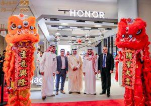 Read more about the article علامة HONOR في السعودية توسع وجودها في المملكة من خلال متجرها الراقي الجديد في الرياض