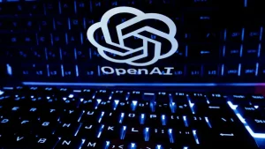 Read more about the article “OpenAI” تعمل على تطوير جهاز ذكي بدون شاشة