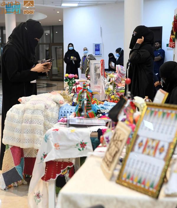 Read more about the article معرض “فنون تحكي قصص” يواصل فعالياته في المدينة المنورة