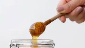Read more about the article 8 فوائد مذهلة لتناول ملعقة عسل صباحيًا.. لن تصدق تأثيرها!