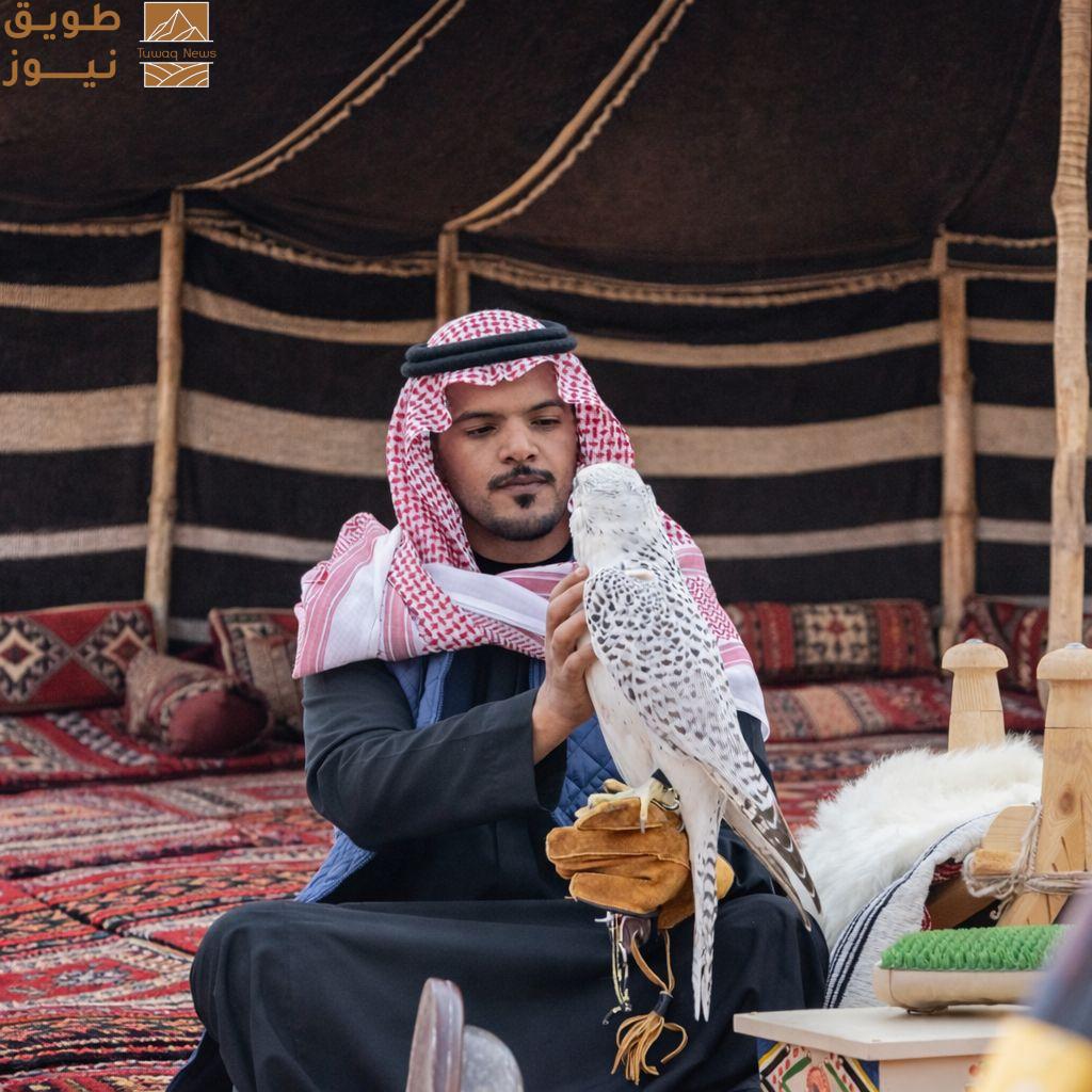 Read more about the article فارس الدهمشي… شغف الصقارة منذ الطفولة وحارس موروث لا يقدّر بثمن