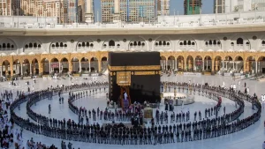 Read more about the article بماء زمزم وماء الورد.. نائب أمير مكة يغسل الكعبة نيابة عن خادم الحرمين